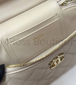 Молочная сумка Chanel прямоугольная с золотой фурнитурой