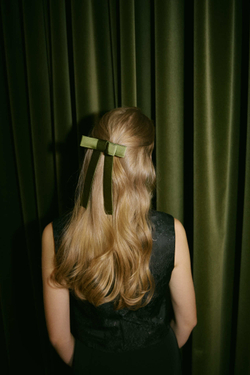 Бант из зеленого шелка