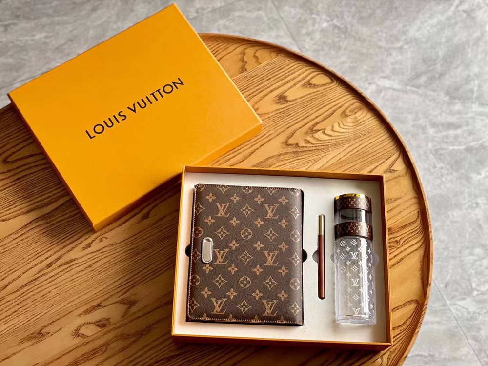 Набор Louis Vuitton (блокнот + ручка + бутылка)