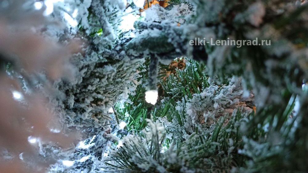 Заснеженная елка с гирляндой «Форесто» холодный свет (Литая+пвх) 180 см / 1,8 м