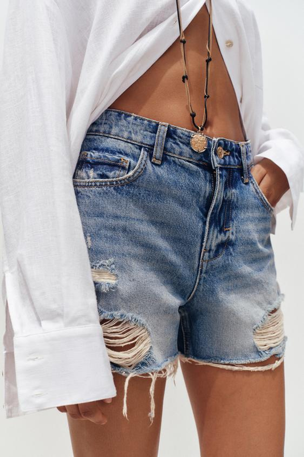 ZARА ШОРТЫ Z1975 СО СРЕДНЕЙ ПОСАДКОЙ И РВАНОЙ ОТДЕЛКОЙ, СИНИЙ