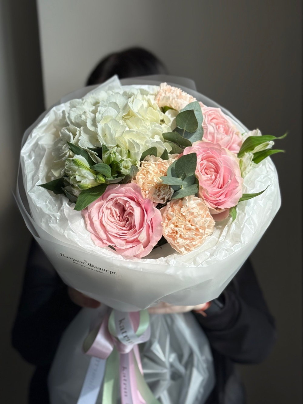 Нежный букет с розами и диантусами