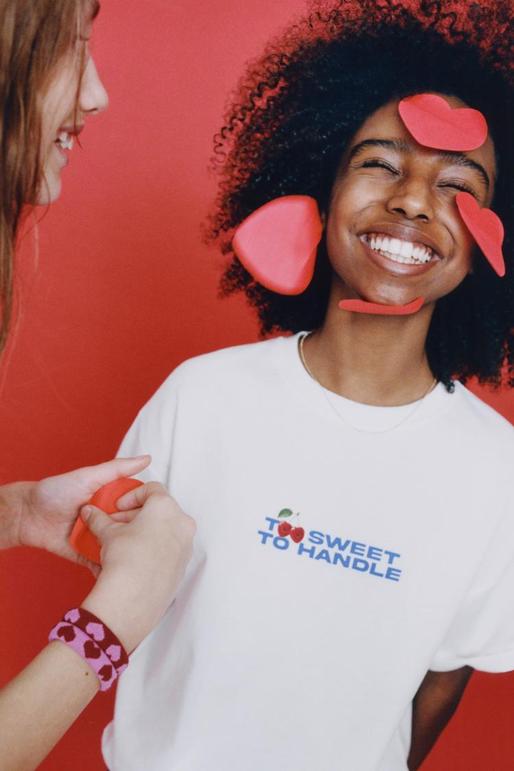 ZARA ФУТБОЛКА С ПРИНТОМ «ВИШНИ И КОНФЕТЫ», БЕЛЫЙ