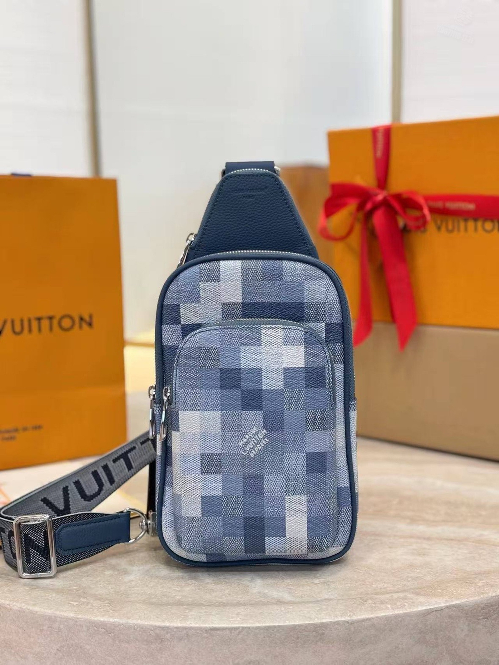 Нагрудная сумка-слинг Louis Vuitton Avenue PM