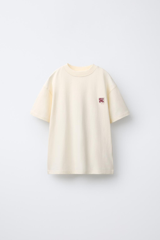 ZARA ОДНОТОННАЯ ФУТБОЛКА С НАШИВКОЙ, БЕЛЫЙ