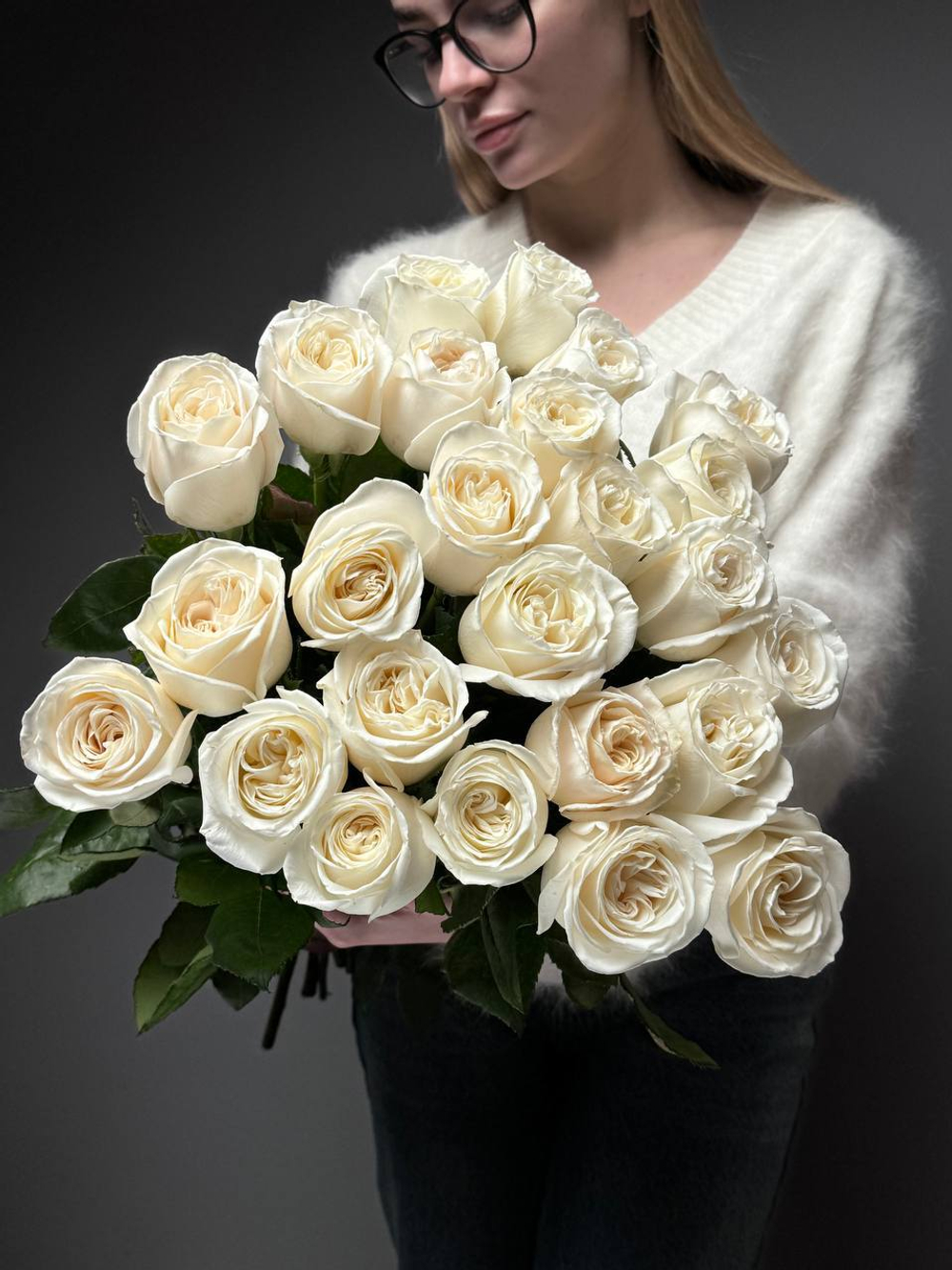 25 белых пионовидных роз