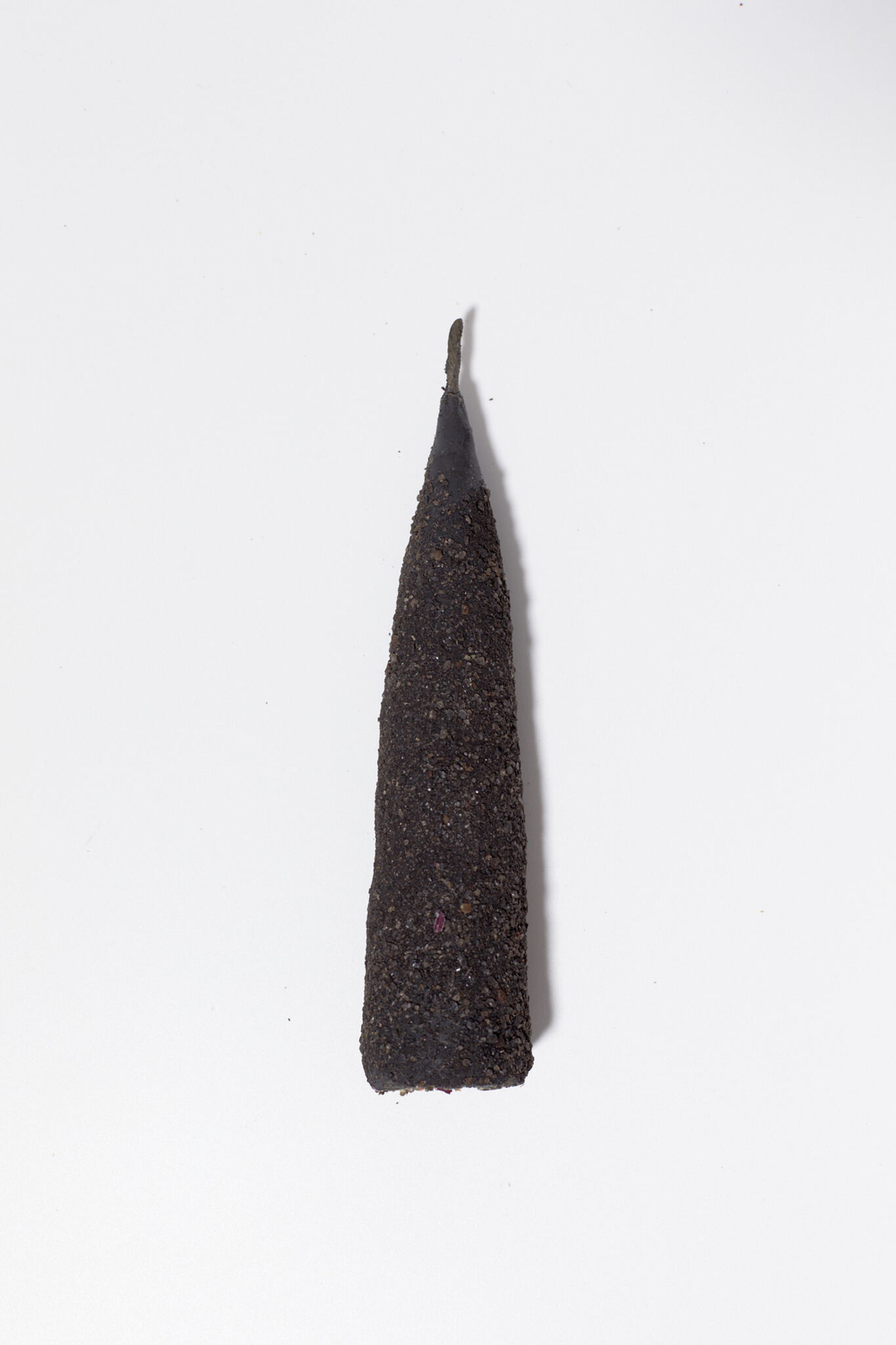 Крупная чёрная конусная свеча