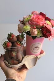 Комбо-набор "Цветы и клубника в шоколаде Классик в стаканчиках"