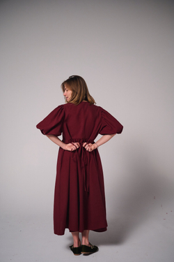 Платье с жабо и рукавами-фонариками из крапивы цвета бордо