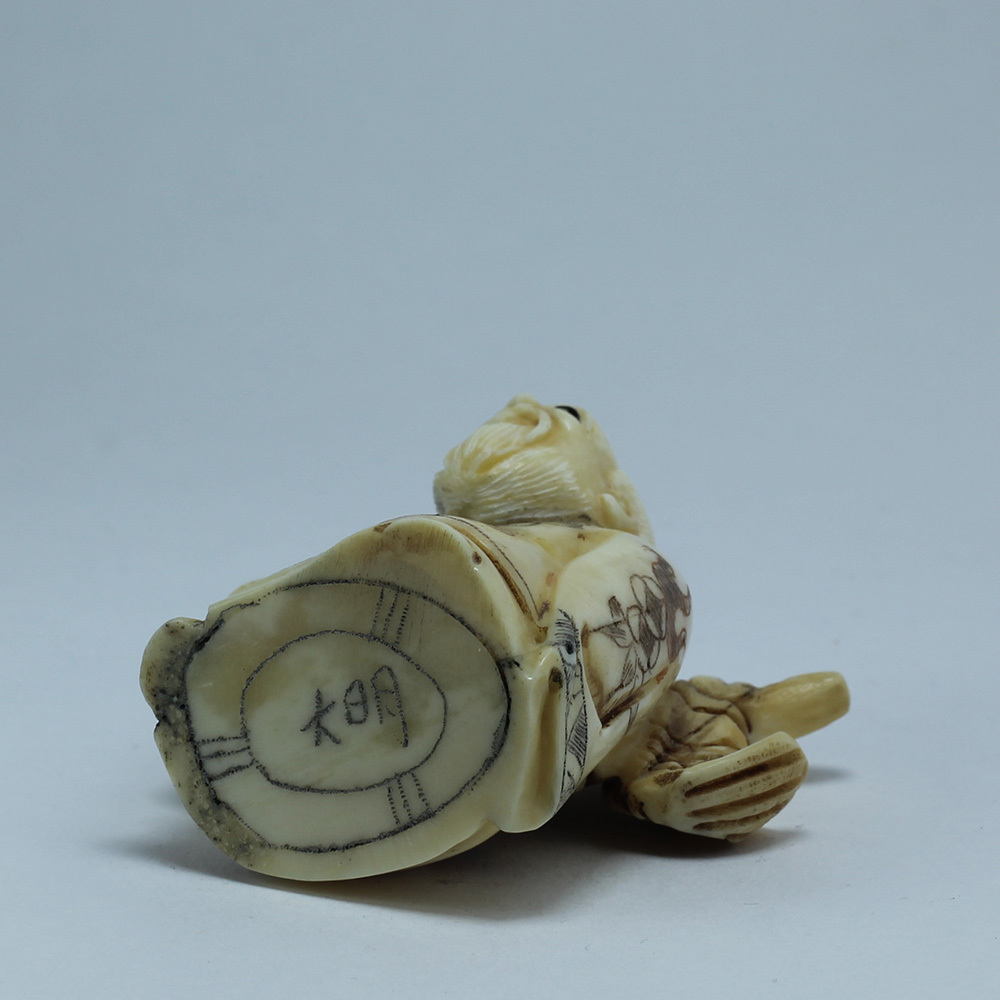 Эксклюзивная нэцкэ Монах с волшебным карпом через плечо