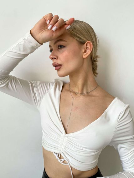 Фото колье на шею форцатина кобра серебро 9263 на модели в отдалении