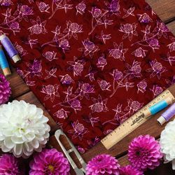 Ткань блэкаут эскиз белого клевера на бордовом фоне