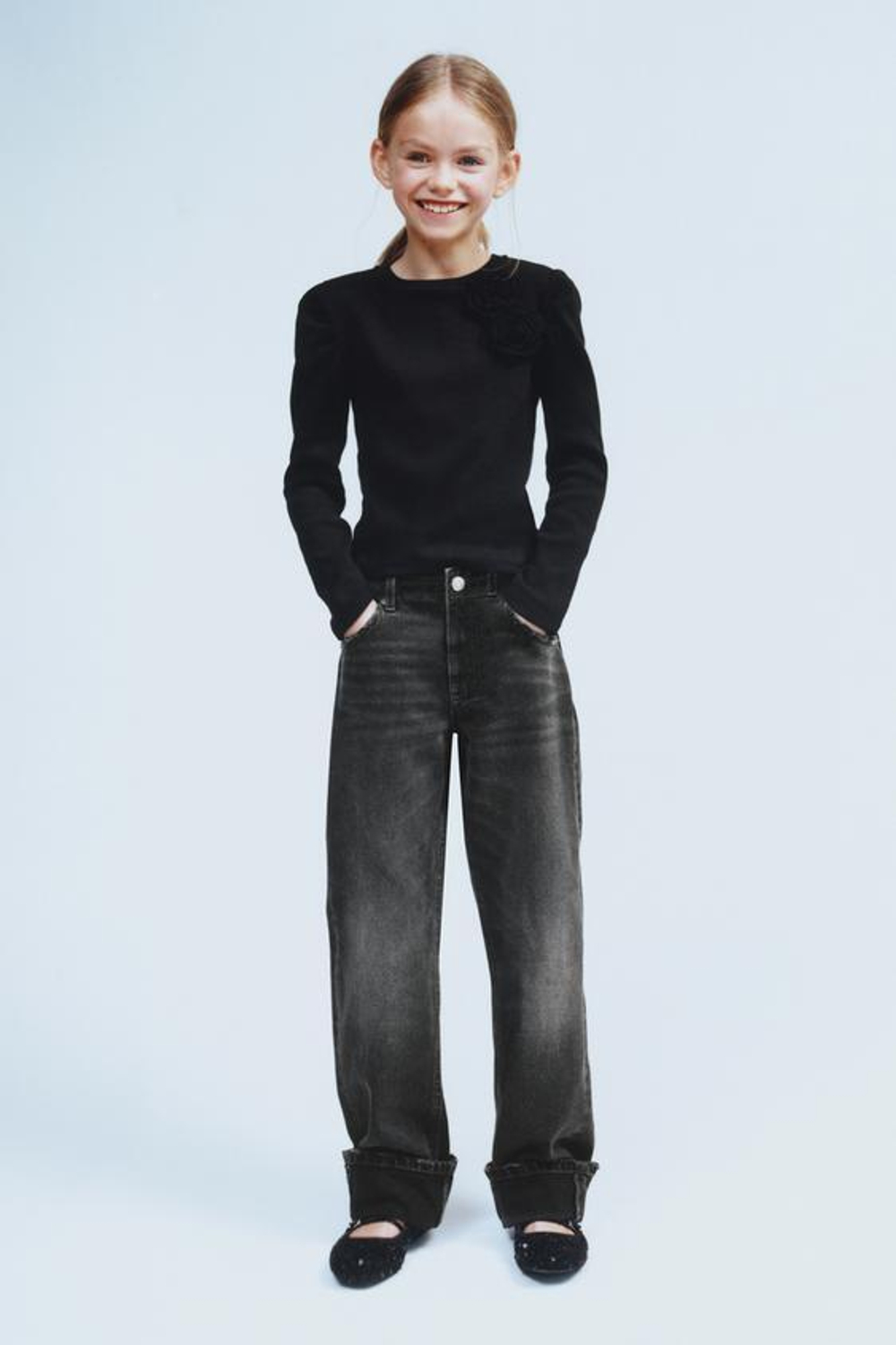 ZARA ЛОНГСЛИВ В РУБЧИК С ЦВЕТОЧНОЙ ДЕТАЛЬЮ, ЧЕРНЫЙ