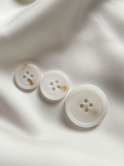 Пуговицы Белые На Прокол3 с бежевыми прожилками