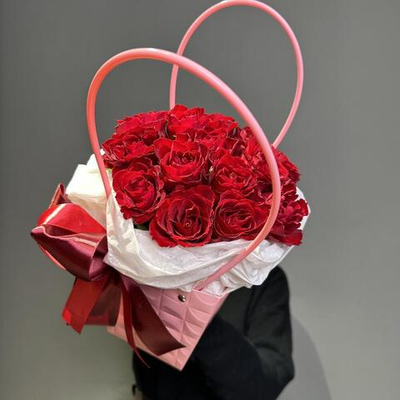 15 красных роз в сумочке "Каприз" (Розы красные)