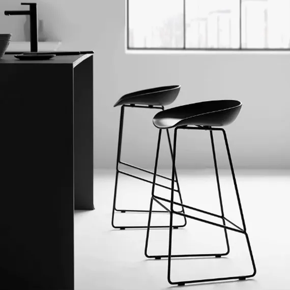 Полубарный стул Noel черный с черными ножками