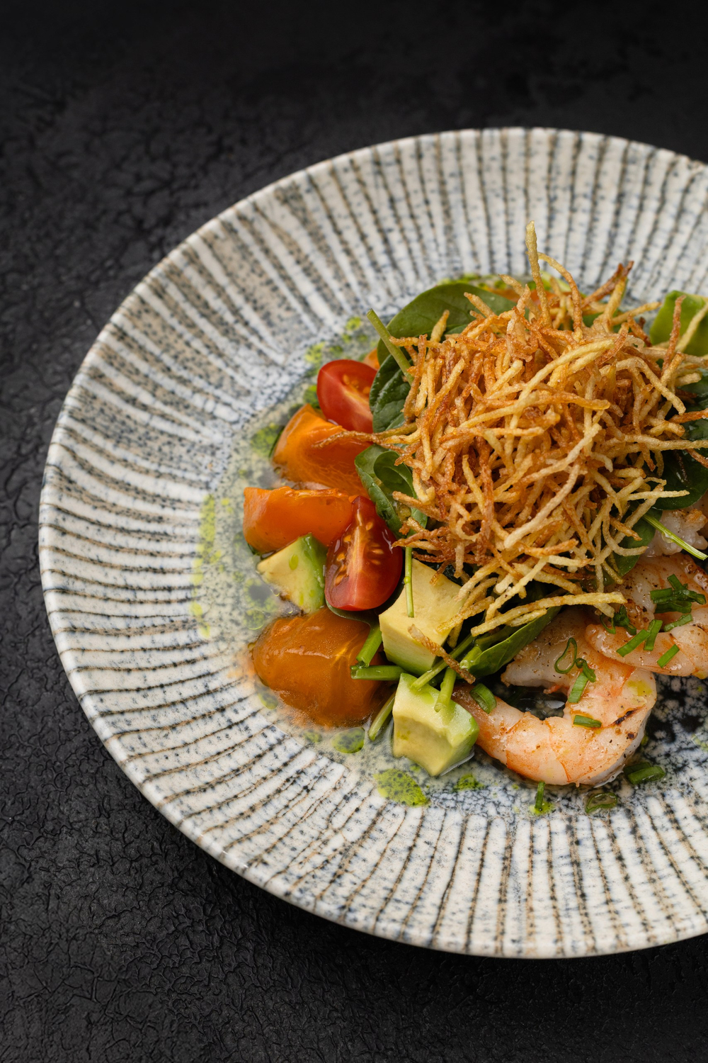 Салат с креветками и хурмой