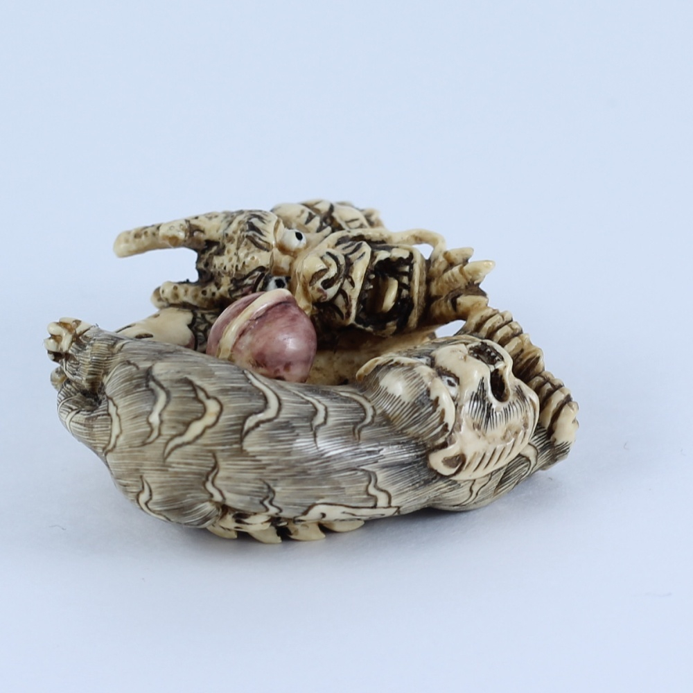 Нэцкэ Нэцкэ Дракон и тигр (мамонт)