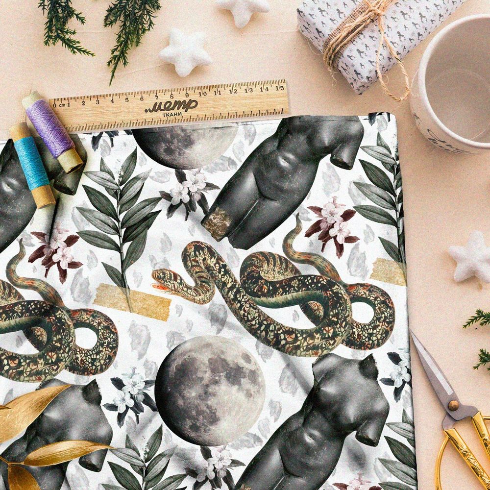 Ткань саржа коллаж из скульптур, полной луны и змей