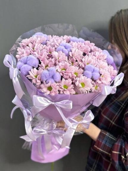 Букет из кустовых хризантем и хлопка