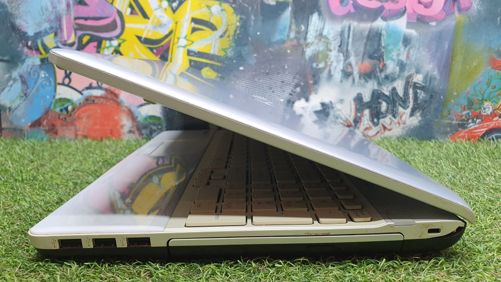 Ноутбук sony i3/4 Gb/ HD 5000 1 Gb