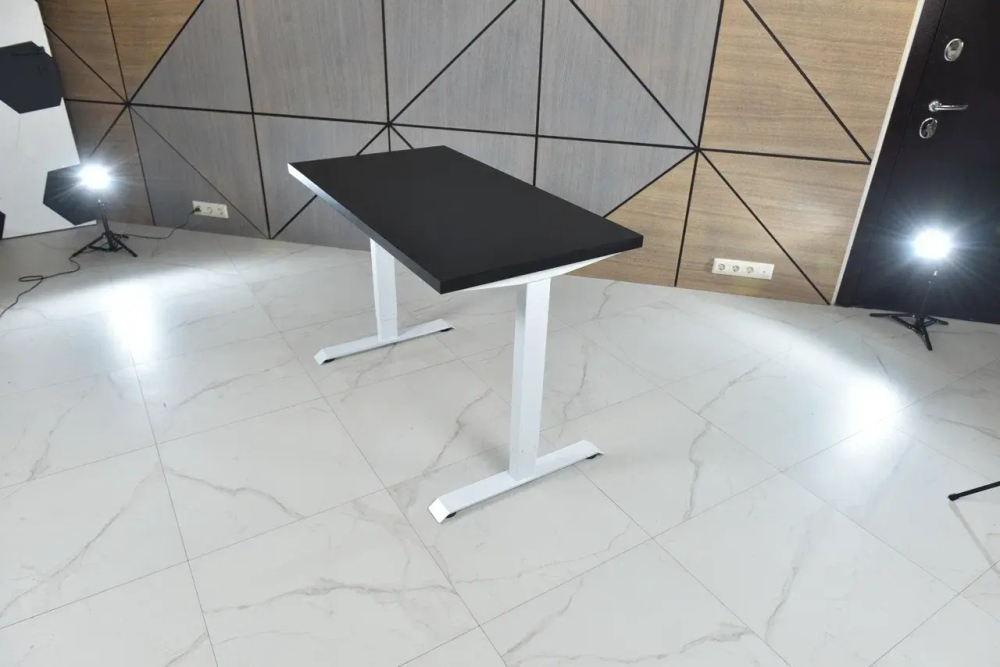 Регулируемый компьютерный стол Bazalt с регулировкой по высоте — столешница МДФ Черный