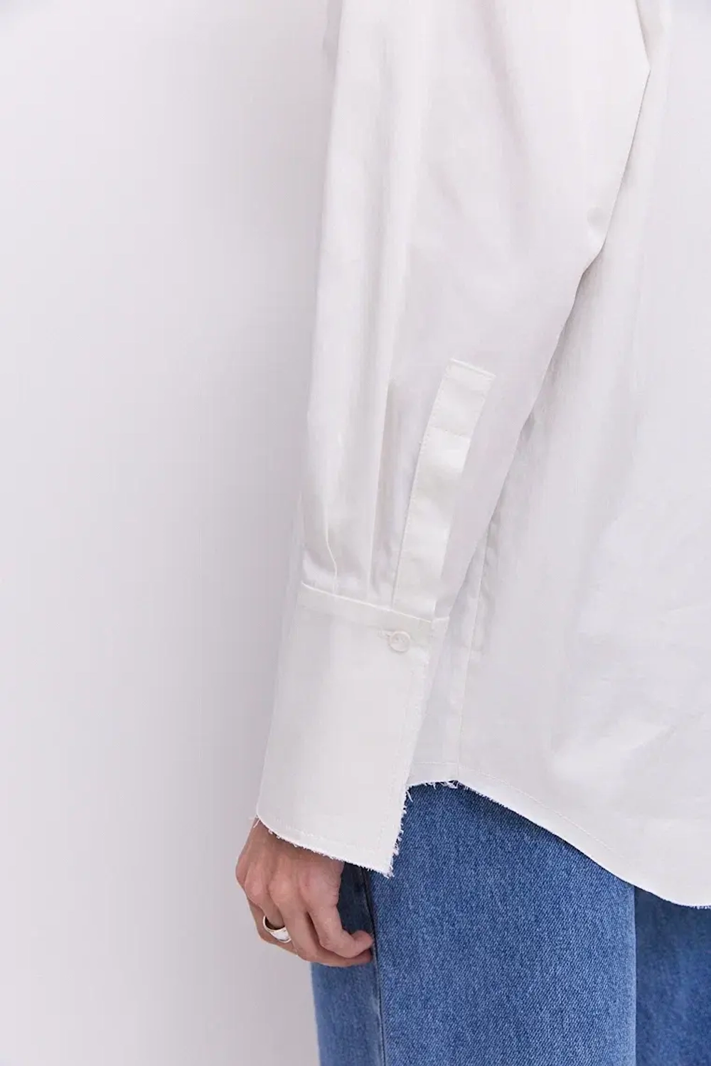 Рубашка с подплечниками белая