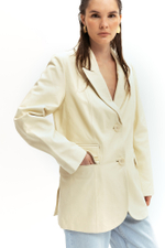 Молочный кожаный пиджак