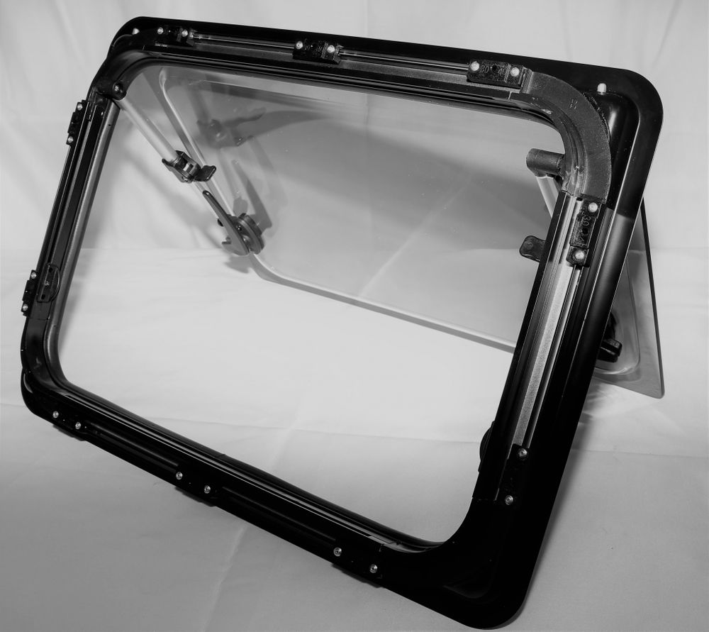 Окно откидное Mobile Comfort W9045P 900x450 мм, штора плиссированная, антимоскитка
