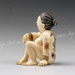 Нэцкэ Красавица в халате