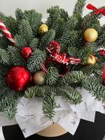 Композиция из хвои с новогодними игрушками