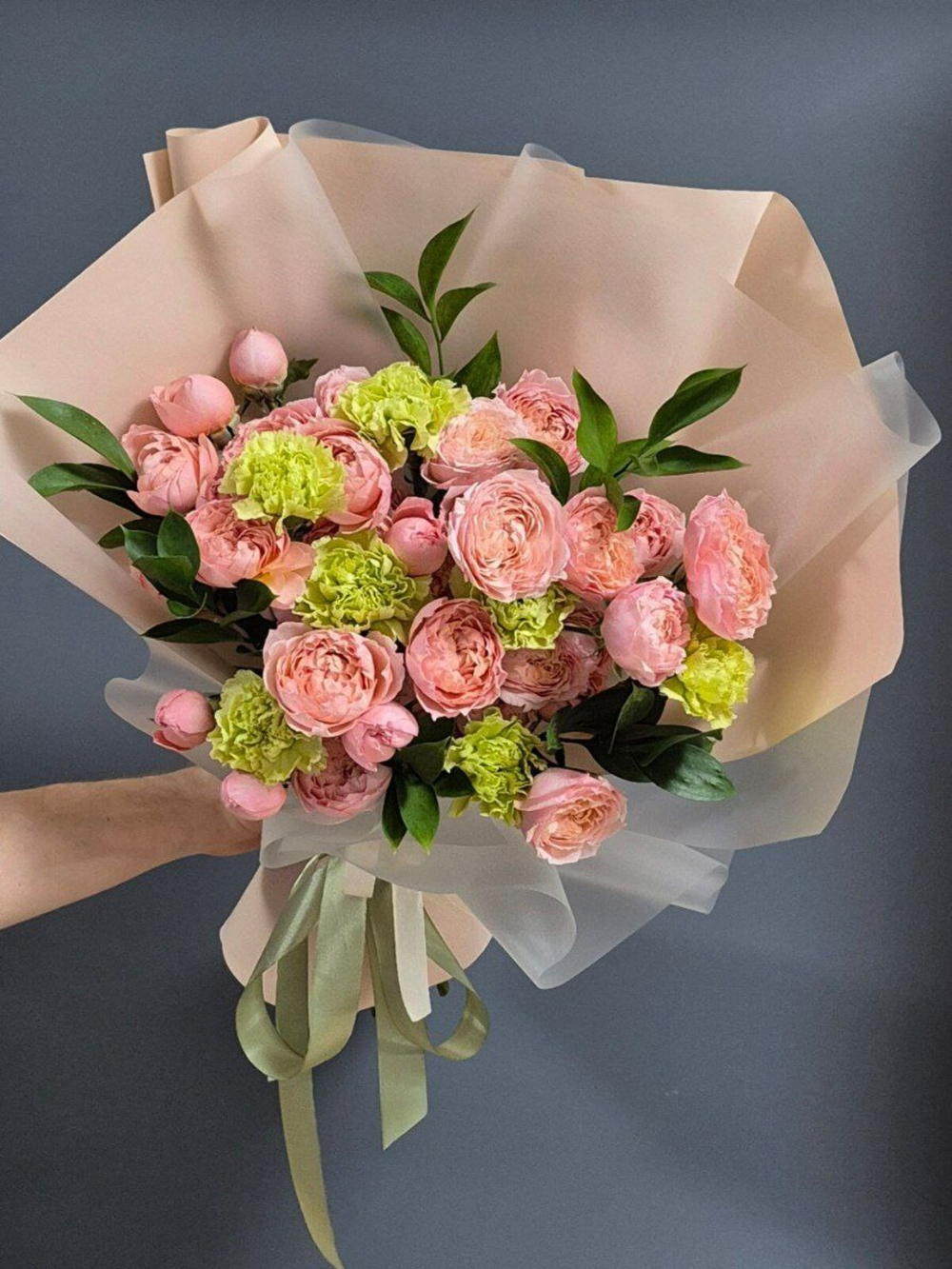 Букет из Рускуса, Диантусов и Кустовой Розы