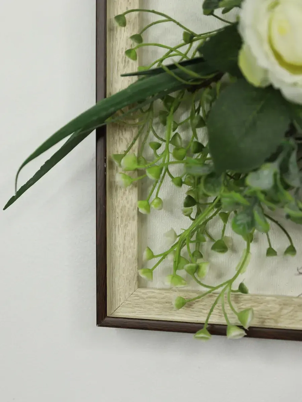 Искусственные цветы в багетной раме для декора