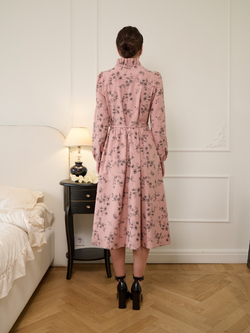 Платье с воротником стойкой