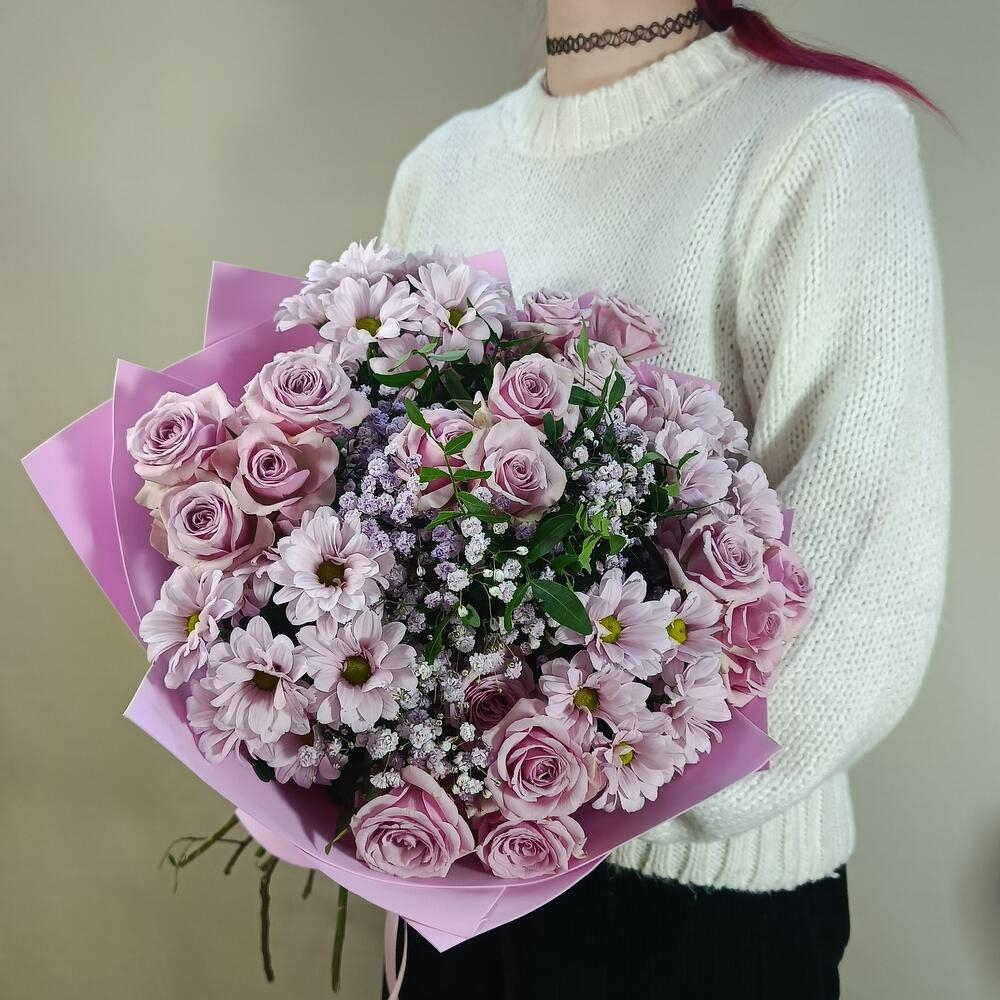 Сиренево-розовый букет из кустовой розы, кустовой хризантемы и гипсофилы (L)