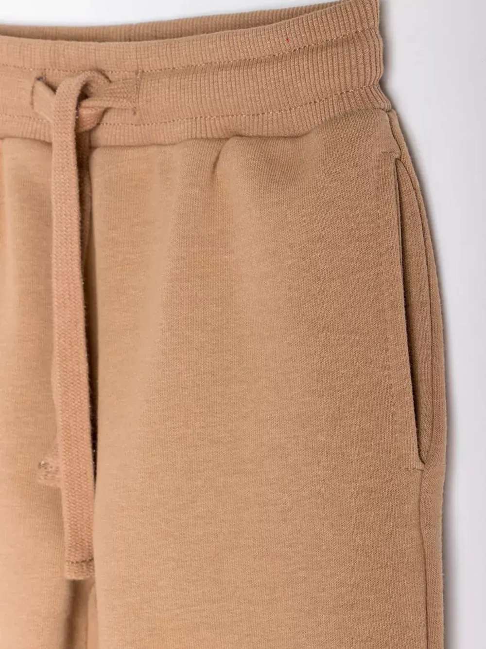 Бежевый спортивный костюм для мальчика в школу