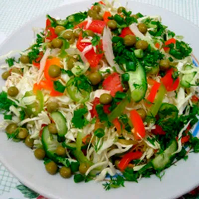 Свежий салат с горошком, капустой и огурцами