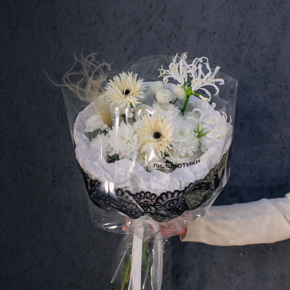 113. Кружевной белоснежный букет с выразительным акцентом