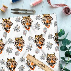 Ткань лён головы тигров и эскизы листьев на белом фоне