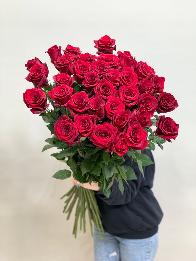 Букет 35 метровых роз красные в ленте