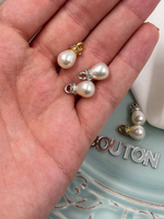 Подвеска золотистая капля со стразами имитация жемчуга