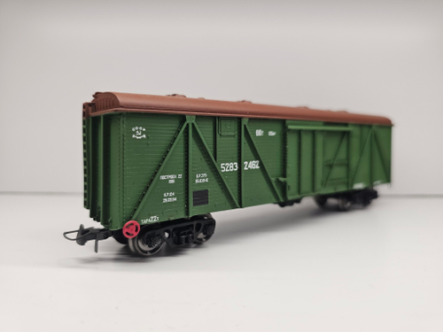 Крытый вагон 11-066 СССР зеленый с коричневой крышей (тележки ММ)