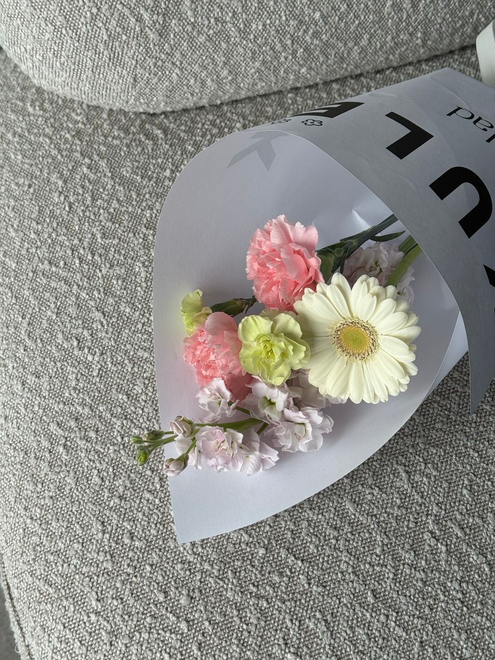 Кулек сборный из диантусов, маттиолы и минигерберы