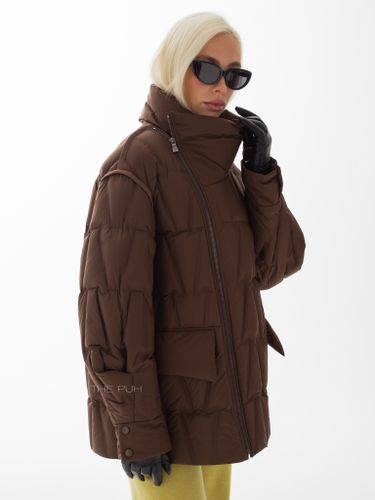 Удлиненный пуховик шоколадного цвета на косой молнии