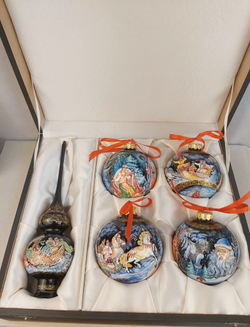 Сувенирный набор из 4-х новогодних шаров и наконечника с ручной росписью Палех