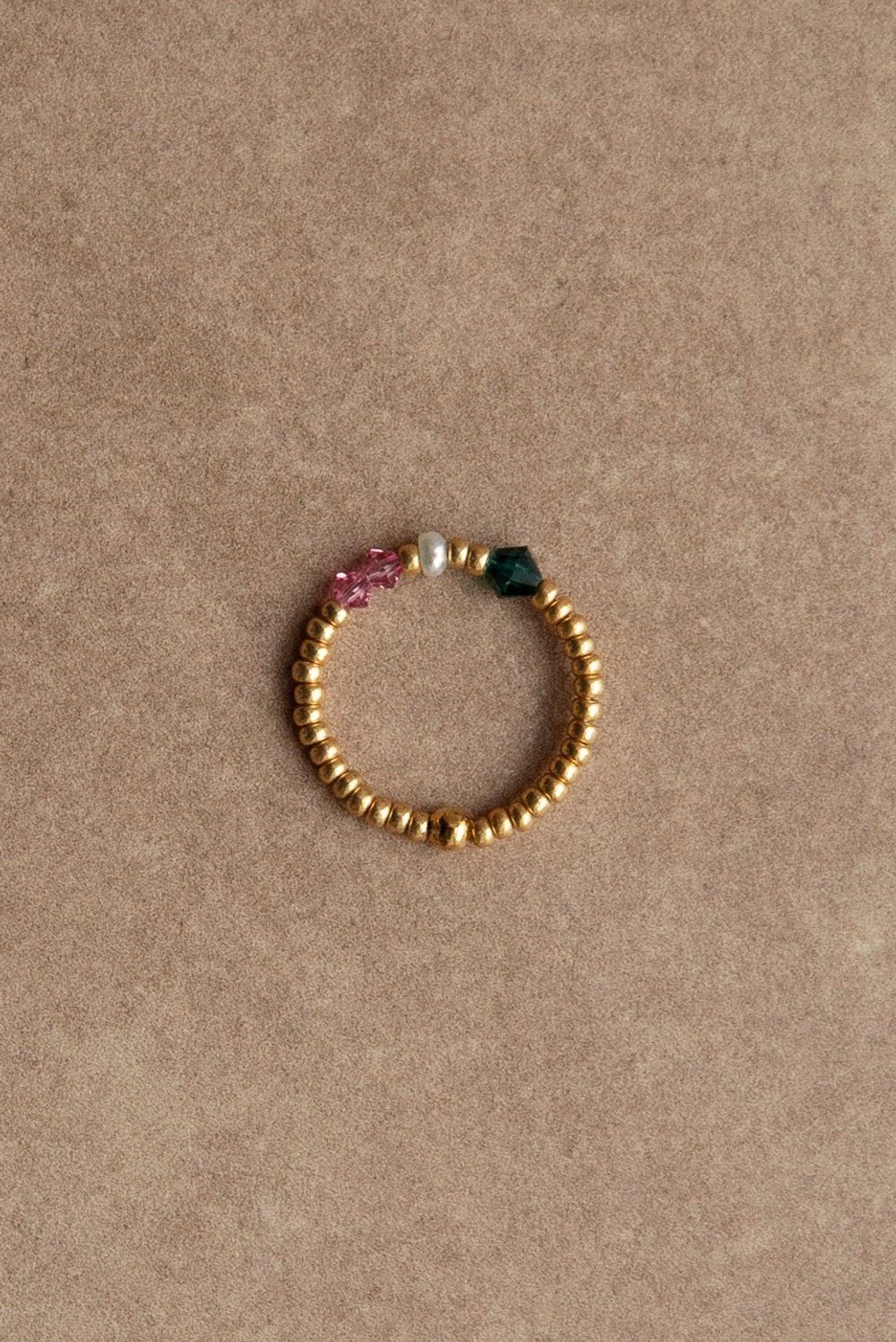 Кольцо из бисера с розовым и зеленым кристаллами