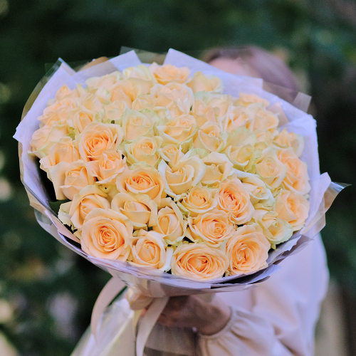 Купить Нежный букет 49 персиковых роз "Очарование"