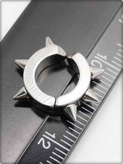 Клипса стальная с шипами для имитации пирсинга уха.