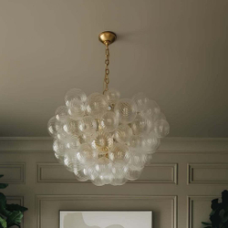 элегантная подвесная люстра в виде шара из прозрачных стеклянных плафонов.