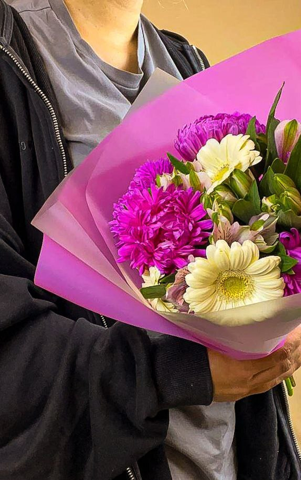 Букет комплимент в розово-белых оттенках из садовой астры ,альстромерии и гемини.